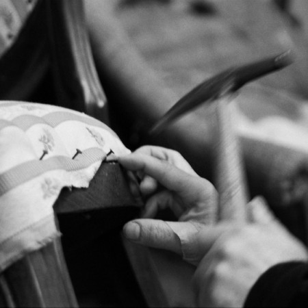 Dettaglio lavorazione della Sedia rustica con fondino in stoffa