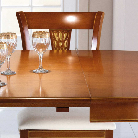 Dettaglio piano tavolo ovale allungabile in legno