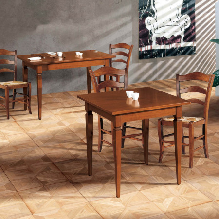 Tavolo ristorante e agriturismo 80x80 con dettagli delle gambe in legno