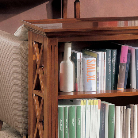 Retrodivano classico in legno con crociera decorativa