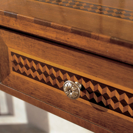 Dettaglio intarsio scrivania 3 cassetti in legno noce