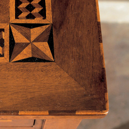 Dettaglio intarsi scrivania 3 cassetti in legno noce