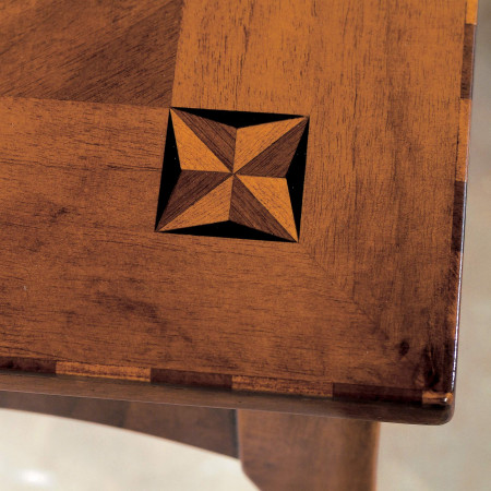 Dettaglio piano tavolino 700 intarsiati legno noce