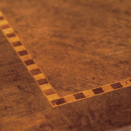 Scrivania impero con filetti, dettaglio intarsio legno