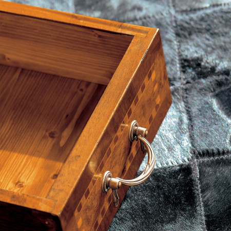 Dettaglio cassetto scrivania impero con filetti