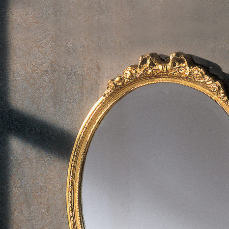 Dettaglio cornice dorata della specchiera ovale