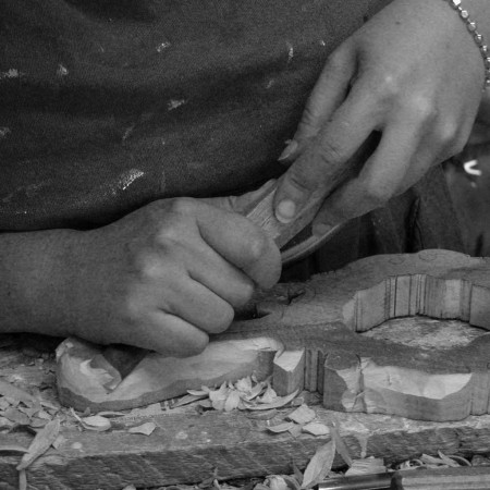 Dettaglio gambe curve Tavolino 700 lavorazione artigianale