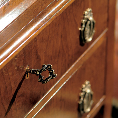 Dettaglio serratura decorativa del Bureau grande