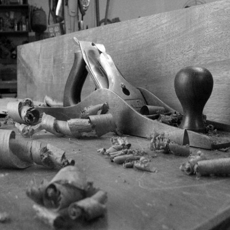 Tavolino rettangolare da salotto con griglia, dettaglio lavorazione del legno