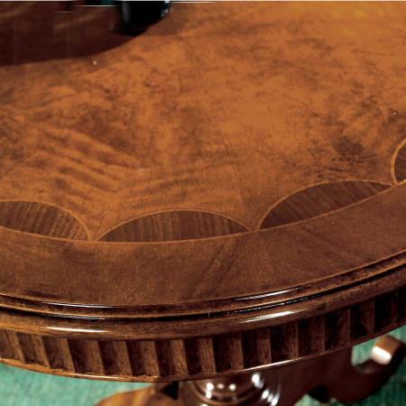 Dettaglio piano tavolino rotondo intarsiato in legno di noce