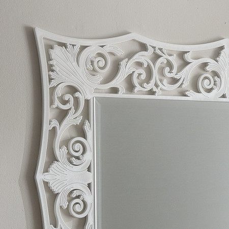 Specchiera con cornice traforata in legno bianco