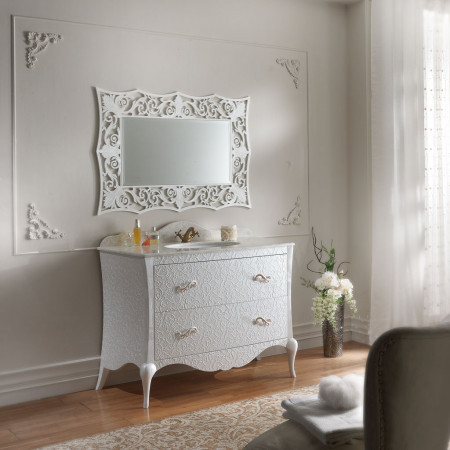 Specchiera con cornice traforata in legno bianco