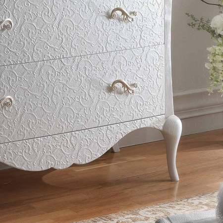 Bagno con lavabo, dettaglio decorazione damasco