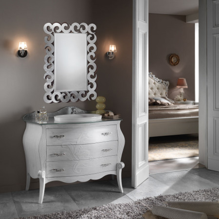 Bagno con piano in vetro e lavabo in ceramica, decorazioni argento
