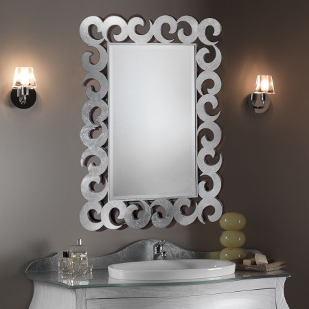 Bagno con piano in vetro e lavabo in ceramica, decorazioni in legno