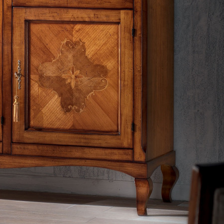 Dettaglio intarsio della credenza 3 porte Venezia