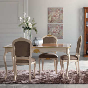 Tavolo con piano sagomato allungabile ambientato con dettaglio intagli conchiglia