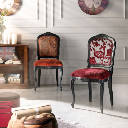 Sedia imbottita in stoffa, design classico, dettagli intagliati