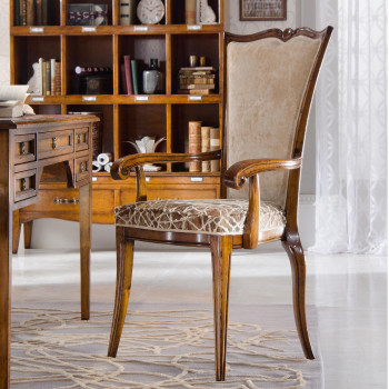 Poltrona imbottita in legno con dettagli intagliati