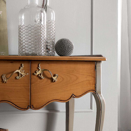 Dettaglio consolle '700 in legno con maniglie ottone
