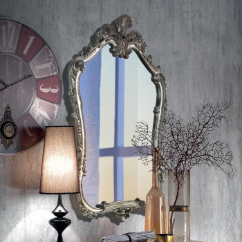 Specchiera sagomata in foglia argento ambientata