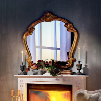 Specchiera in foglia oro, dettaglio elegante sul camino