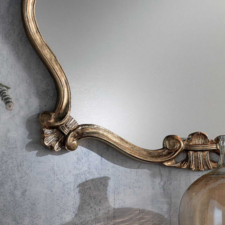 Dettaglio cornice specchiera con foglia bronzo