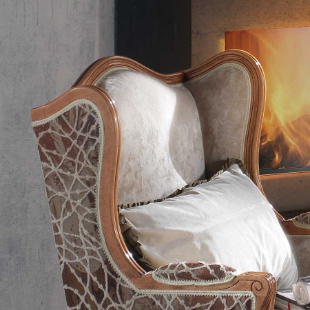 Dettaglio della poltrona bergere imbottita in legno