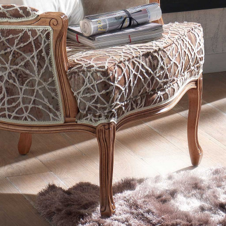 Dettaglio poltrona bergere con tessuto decorativo