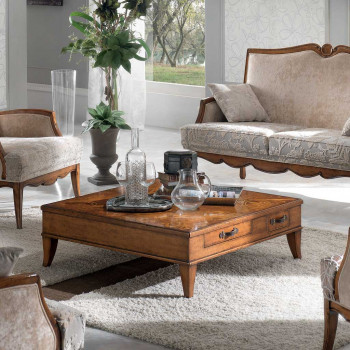 Tavolino quadrato intarsiato con oggetti decorativi