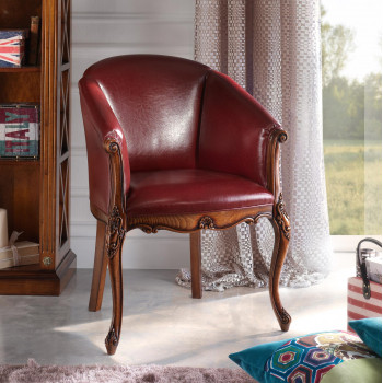 Poltrona imbottita in pelle con dettagli intagliati