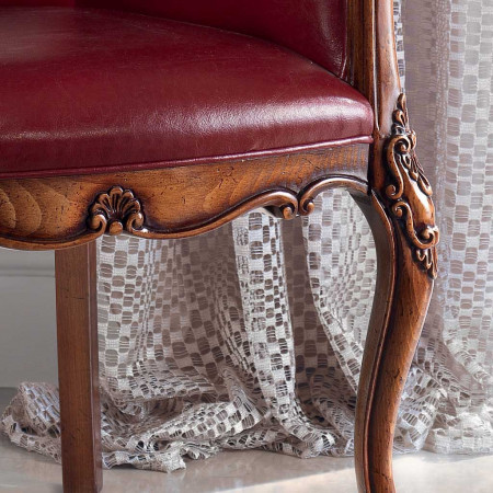 Dettaglio gambe intagliate poltrona in pelle