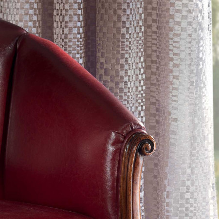 Poltrona con rivestimento in pelle e bracciolo intagliato