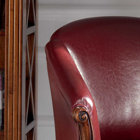 Dettaglio della poltrona con gambe intagliate in pelle