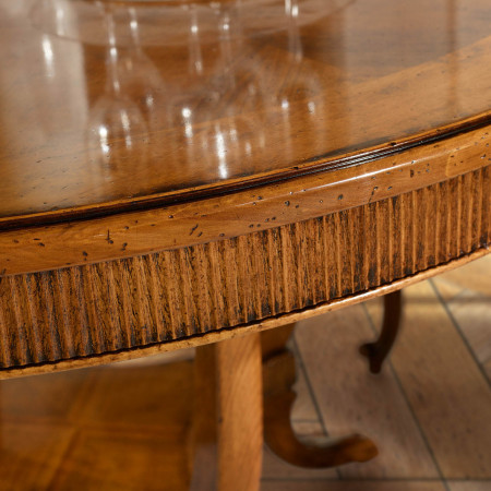 Dettaglio tavolo rotondo 130 cm, base rigata, piano spina pesce