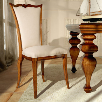 Sedia Voltaire imbottita in legno massello con dettaglio inclinazione gambe