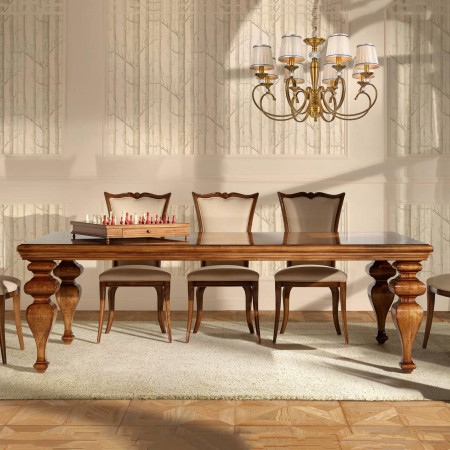 Sedia Voltaire imbottita in sala da pranzo elegante