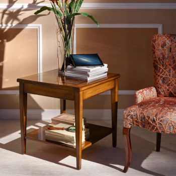 Tavolino quadrato con intarsio iris, vasi e libri