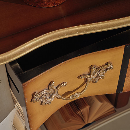 Dettaglio cassetto consolle in ciliegio con maniglia decorativa