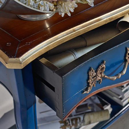 Consolle classica con fregio in metallo sul cassetto