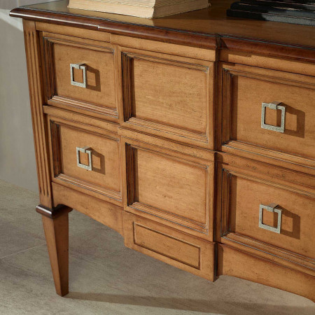 Dettaglio del comoncino con due cassetti in legno