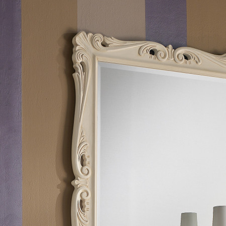 Dettaglio cornice in legno, specchiera intagliata con riccioli