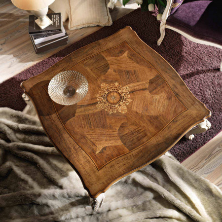 Tavolino quadrato intarsiato in legno con dettagli decorativi
