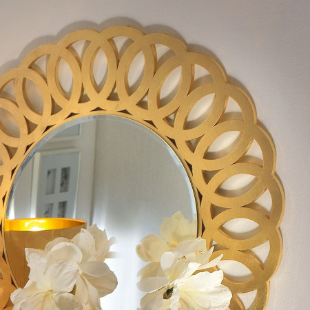 Specchiera rotonda in foglia oro con design ovale traforato