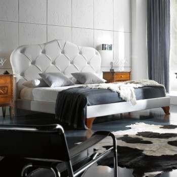Letto Diamond imbottito king size con piedini sagomati