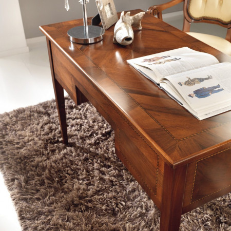 Scrivania 5 cassetti in legno intarsiato in ambientazione