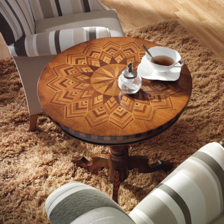 Tavolino con intarsio stella sul piano in legno