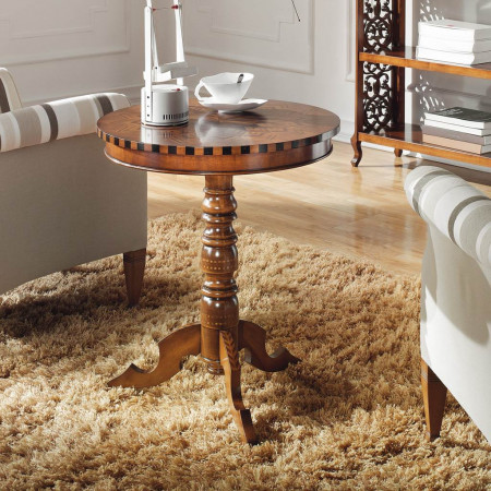 Tavolino con intarsio stella su tappeto beige
