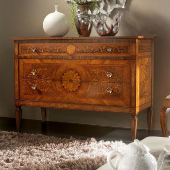 Comò Maggiolini intarsiato con dettagli in legno pregiato