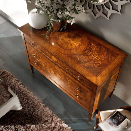Comò Maggiolini con intarsi floreali in legno pregiato